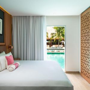 Suíte com 1 dormitório com cama king com vista para piscina
